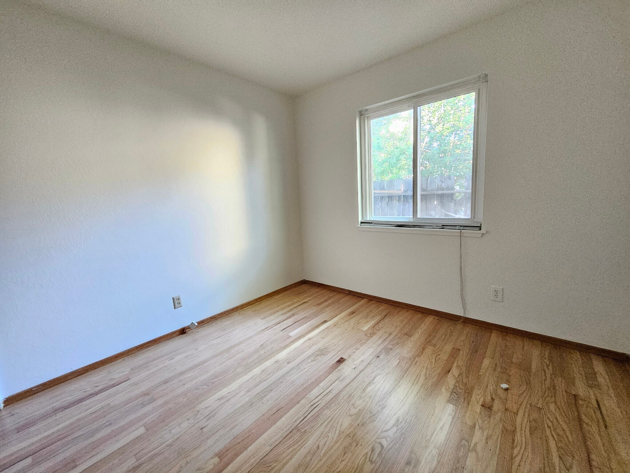 Building Photo - 819 Linden Ln