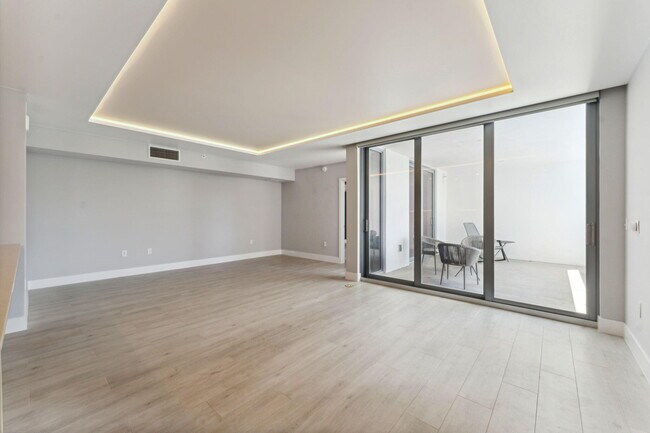 Building Photo - 111 SE 1st Ave