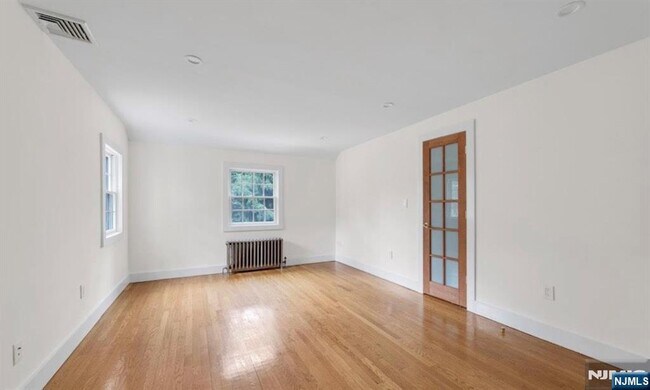 Building Photo - 278 Maple St