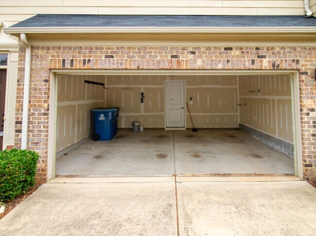 Building Photo - Minutes from Uptown!