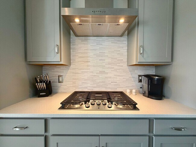 Building Photo - Fully Furnished 2BR/3.5BA Townhome with Garage — Minutes from Downtown Raleigh