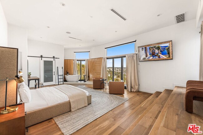 Building Photo - 8425 Hillside Ave