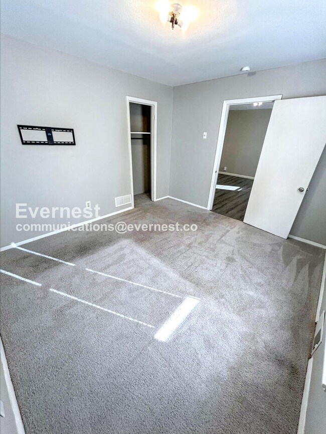 Building Photo - PROMO: Get HALF month’s rent free when you sign the lease TODAY! / 3 Bed, 1 Bath Home with Off-St...