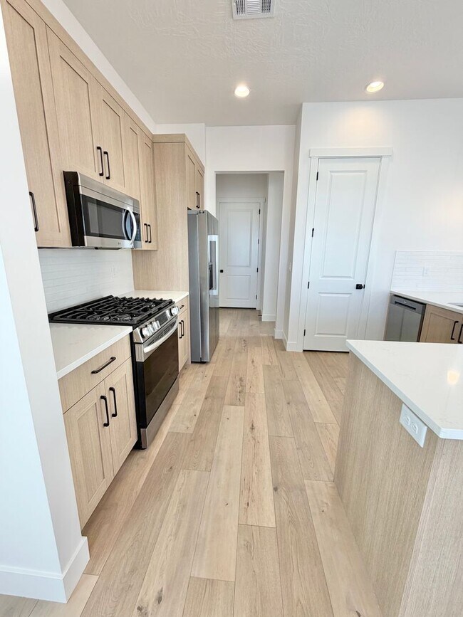 Building Photo - Desert Color 4 Bed Home!