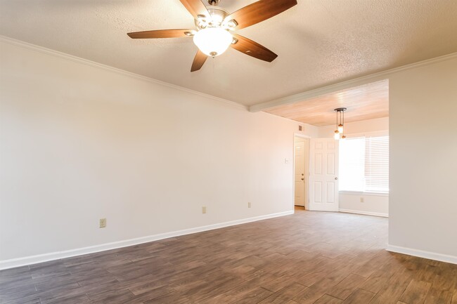 Building Photo - 3768 Stonehill Dr