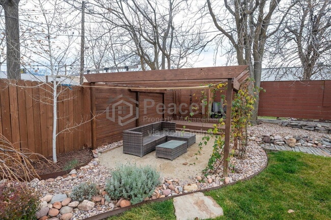 Building Photo - 662 E Redondo Ave