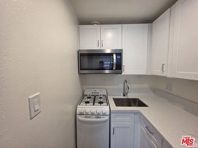 Building Photo - 2400 Vanderbilt Ln