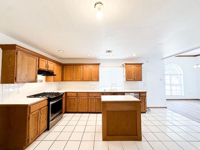 Building Photo - Spacious 3-Bedroom, 2-Bathroom Home with A...