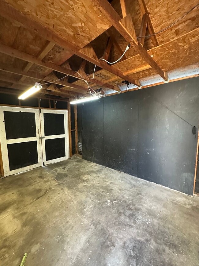 Building Photo - Quaint Craftsman House w/Garage, fenced yard, available now for 1 year lease to start!!!