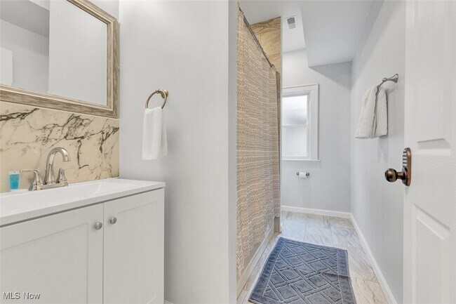 Building Photo - 2257 Grandview Ave