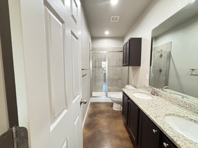 Building Photo - Luxury Duplex in Seguin with 3-bed, 2-bath...