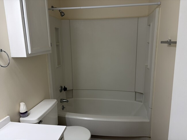 Building Photo - 4832 Hollenden Dr
