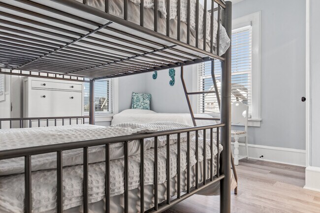 Building Photo - 100 S Amherst Ave