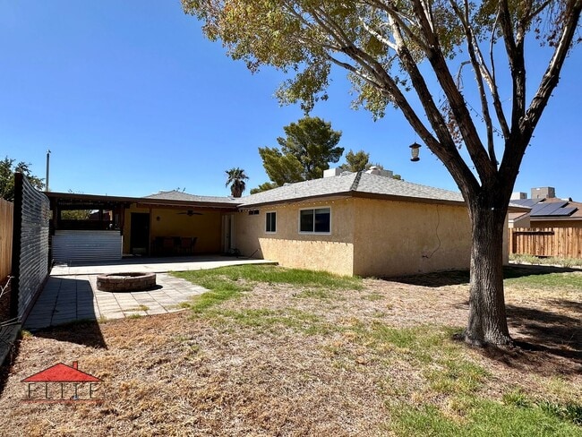 Building Photo - 224 Larkspur St