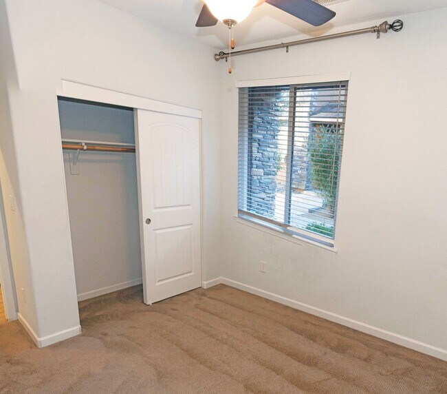 Building Photo - Great Townhome For Rent!