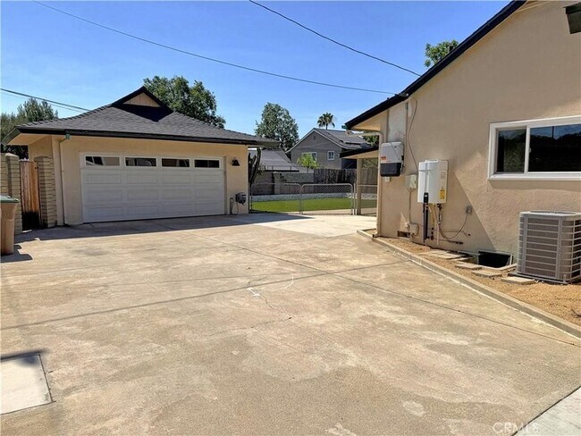 Building Photo - 840 Northwestern Dr