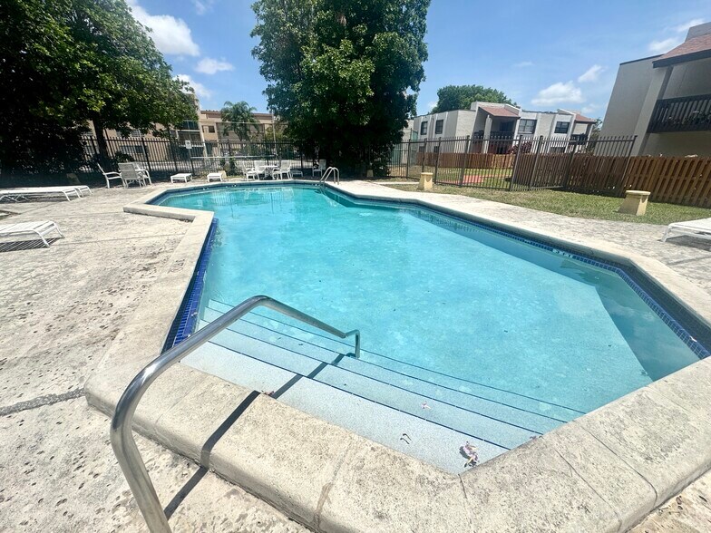 Building Photo - 8873A Fontainebleau Blvd