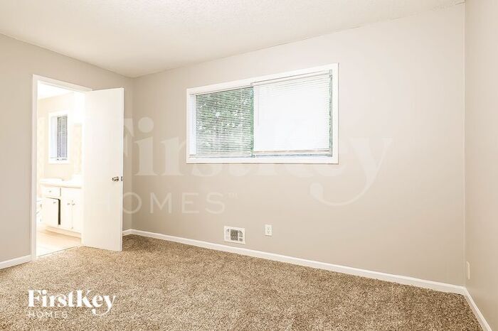 Building Photo - 641 Cherry Ln