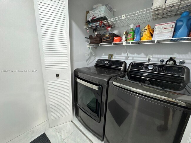 Building Photo - 9368 SW 146th Pl