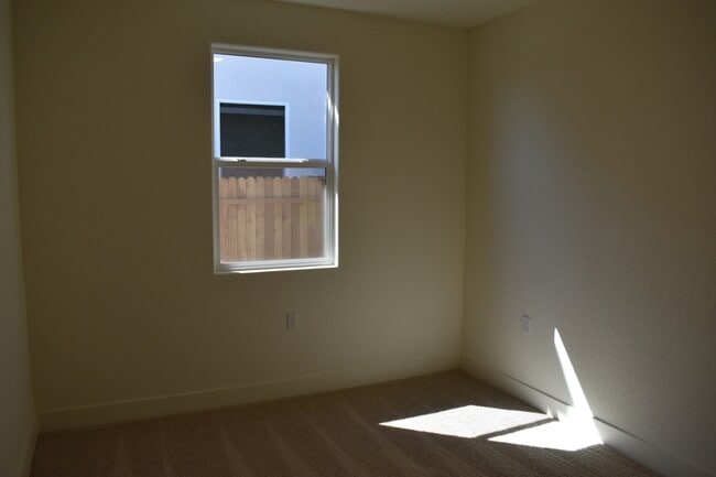 Building Photo - 744 Stephanie Dr