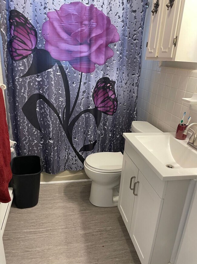 Building Photo - Updated 3 Bedroom- Convenient to Restaurants, Cone Hospital & Wendover Ave