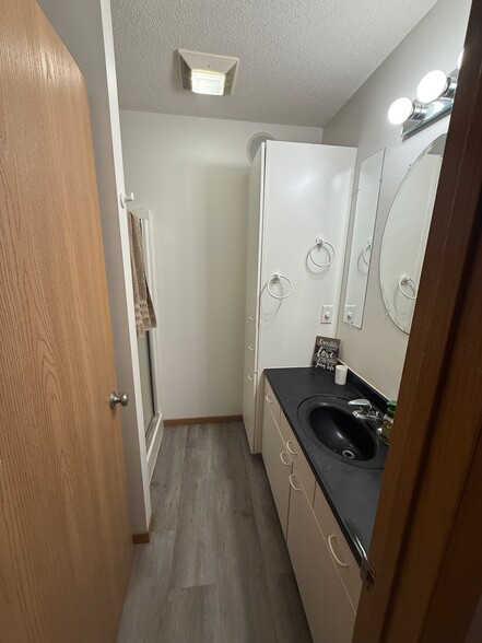 Building Photo - 413 Lilac Ln