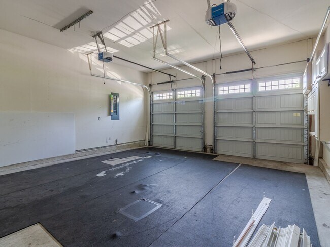 Building Photo - Spacious Unfurnished 3-BR, 2.5-BA year-rou...