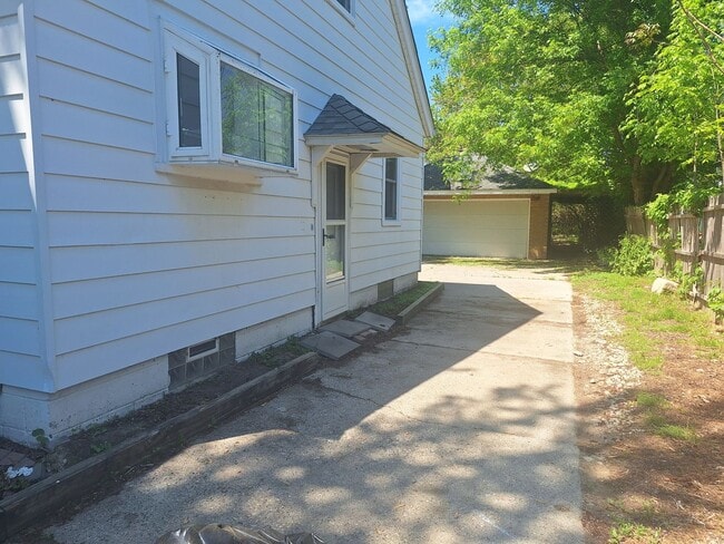 Building Photo - Come see your next home!!  3 bed, 2 bath i...