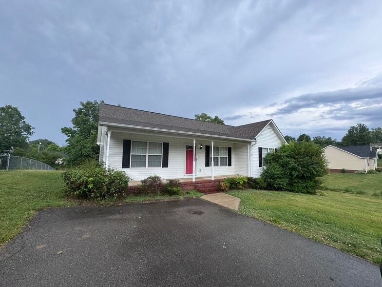 Building Photo - 3570 Castlebrooke Ln
