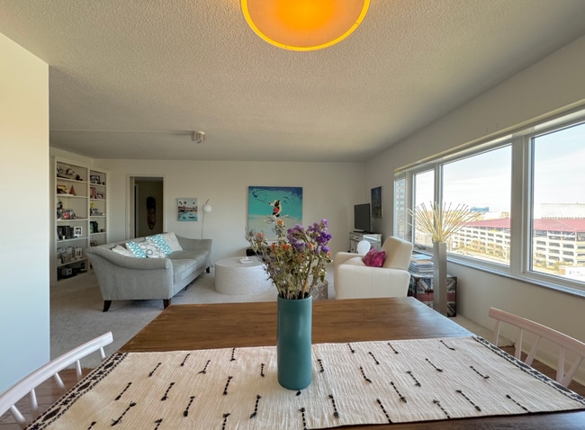 Building Photo - 4545 Wornall Rd