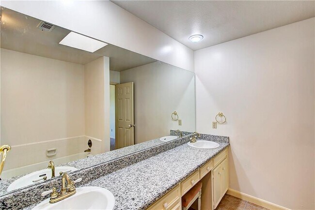 Building Photo - 11121 Pinehurst Dr