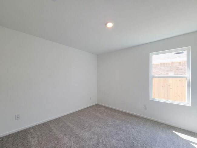 Building Photo - This single-story home shares an open layout between the kitchen, nook and family room for easy e...
