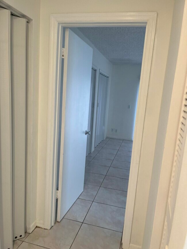 Building Photo - 4423 Woodstock Dr