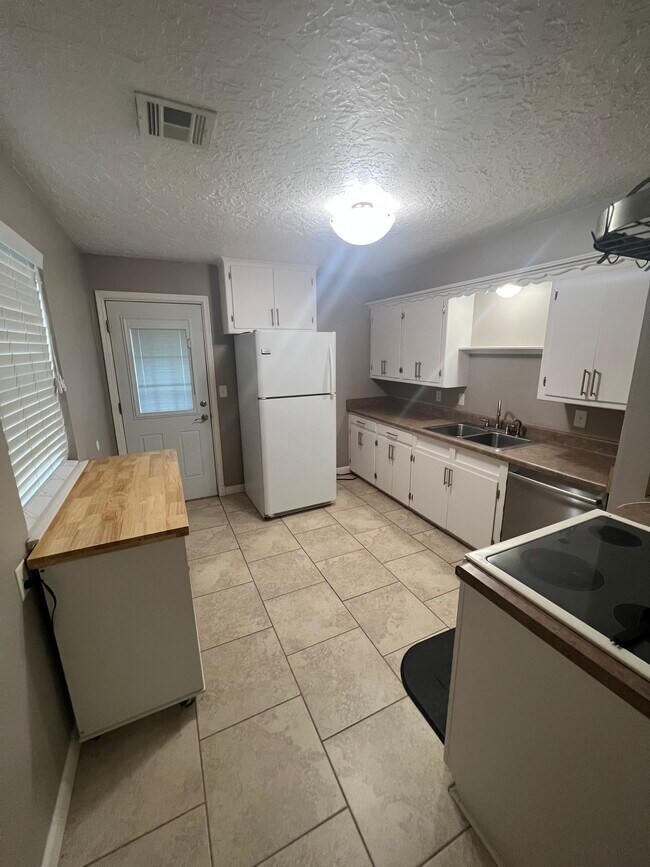 Kitchen - 809 E Mosier St
