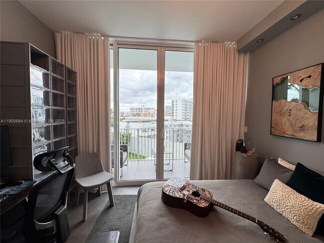 Building Photo - 2020 N Bayshore Dr