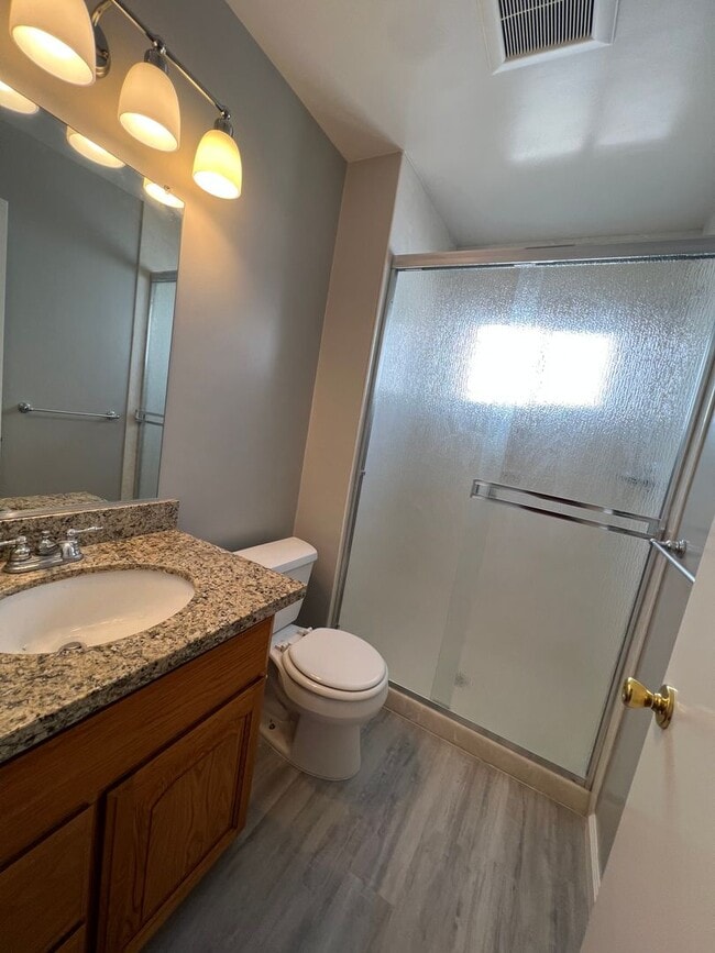 Building Photo - Newly Updated 4/2 Home! Remodeled Bathroom...
