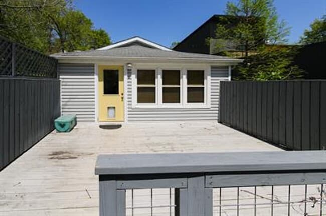 Building Photo - Quiet and quaint, this East Fayetteville cottage is one of a kind!