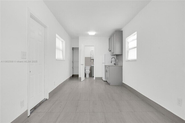 Building Photo - 13390 NE 6th Ave