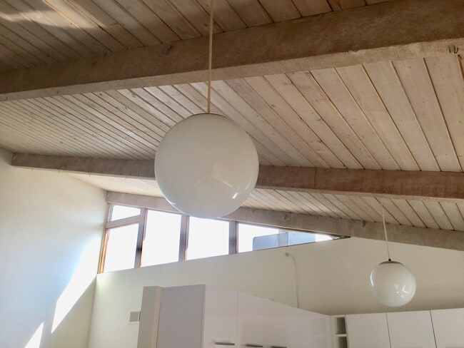 Building Photo - 2493 1/2 S Barrington Ave