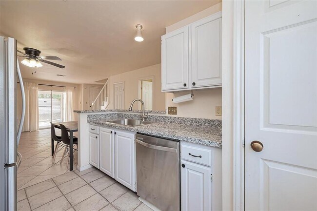 Building Photo - 2030 Plantation Dr