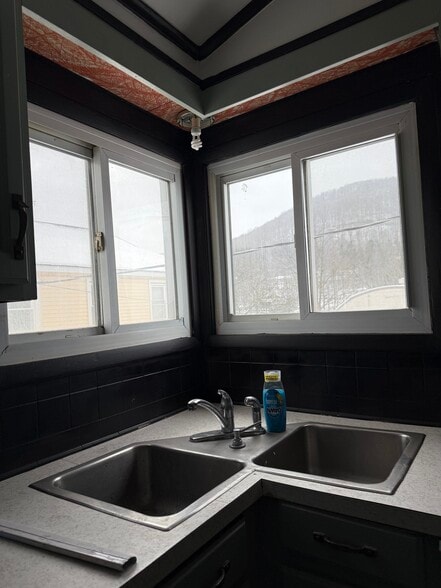 Building Photo - 93 Main St