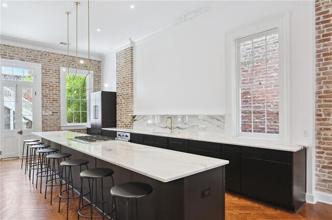 Building Photo - 810 Bourbon St