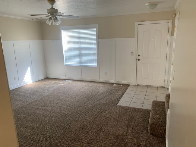 Building Photo - Draper Town Home w/3 bed, 2 1/2 bath and g...