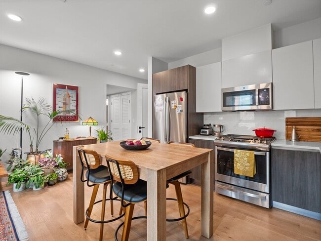 Building Photo - 9 Central St