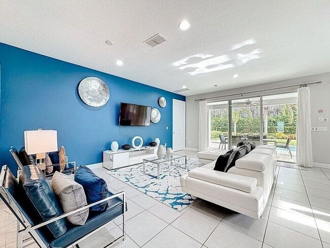 Building Photo - 8 Bedrooms 7 baths on a resort community