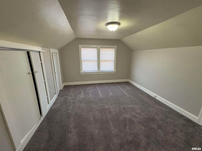 Building Photo - 2214 W Tripp Ave