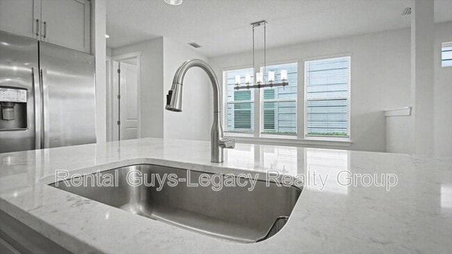 Building Photo - 409 Crestview Dr