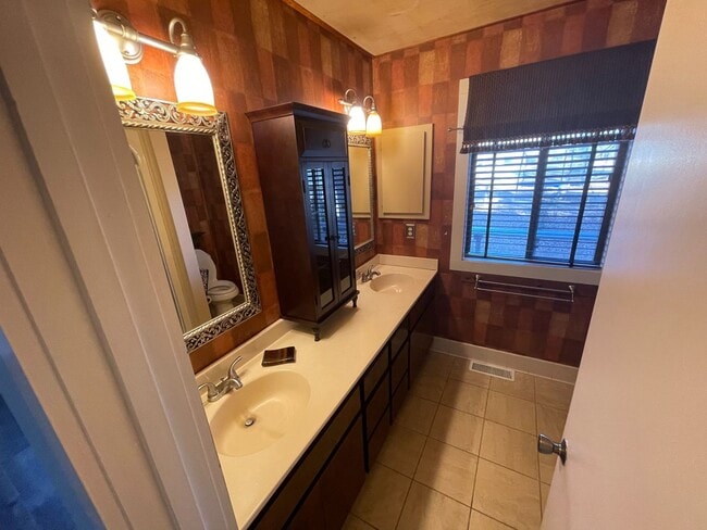 Building Photo - 3 Bedroom 3 Bath Beauty on Golf Course wit...