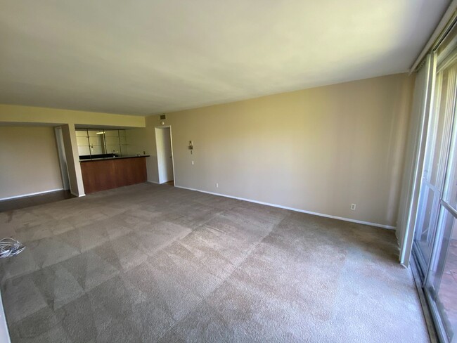 Building Photo - 2 bed, 2 bath Condo located in the heart o...