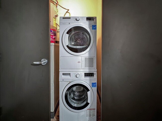 Building Photo - 555 Evergreen St